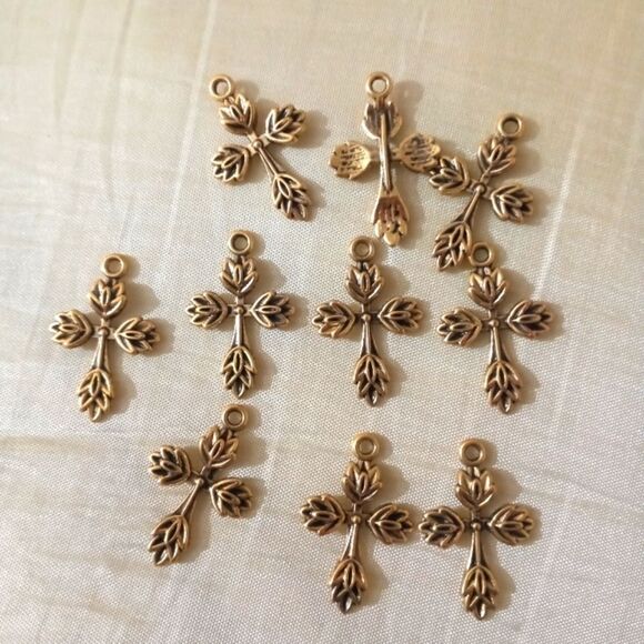 Fancy gold cross charms - Picture 1 of 3
